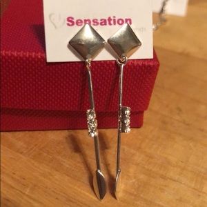 20. Silver plated rombo earnings with 3 crystals